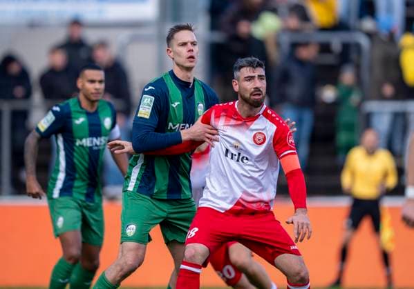 Duel between Jannik Borgmann FC Guetersloh, 34 and Arif Gueclue Sportfreunde Siegen, 18 FC Gütersloh Sportfreunde Siegen 26 10 2025 Soccer, Regionalliga West, Matchday 13, GER, Heidewaldstadion, Gütersloh Copyright: MarcoxBader