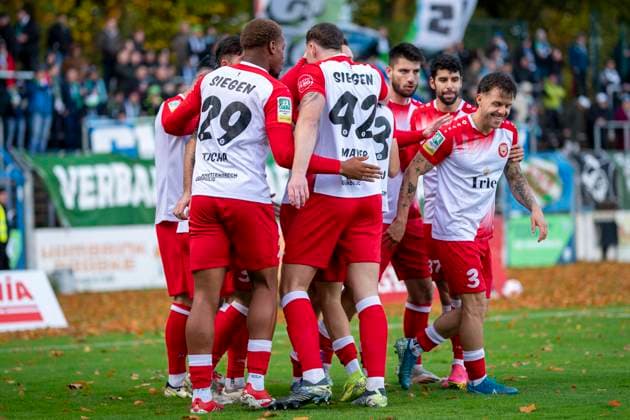 Goal celebration at Sportfreunde Siegen FC Gütersloh Sportfreunde Siegen 26 10 2025 Soccer, Regionalliga West, Matchday 13, GER, Heidewaldstadion, Gütersloh Copyright: MarcoxBader