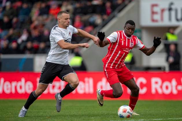 GER, Erfurt, Soccer, Regionalliga Nordost, Matchday 13, FC Rot Weiss Erfurt vs ZFC Meuselwitz pictured from l Cemal Kaymaz ZFC Meuselwitz 10 , Obed Chidindu Ugondu FC Rot Weiß Erfurt 13 , duel 26 10 2025, Steigerwaldstadion Erfurt DFB REGULATIONS PROHIBIT ANY USE OF PHOTOGRAPHS AS IMAGE SEQUENCES AND OR QUASI VIDEO, Copyright: HMBxMedia PaulxFritz