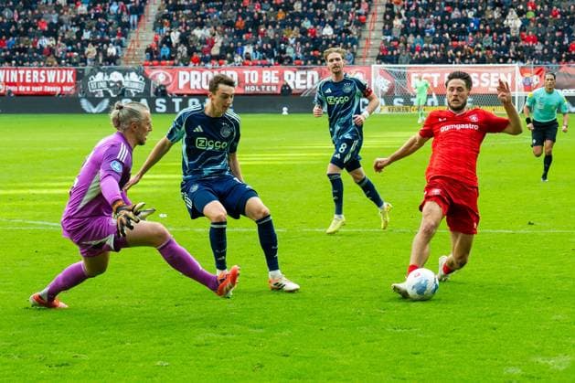 ENSCHEDE , 26 10-2025 , Stadium Grolsch Veste , season 2025 2026 , Dutch Eredivisie football , match between FC Twente and Ajax , picture shows Ajax goalkeeper Remko Pasveer Ajax player Youri Baas Ajax player Kenneth Taylor FC Twente player Ricky van Wolfswinkel Twente - Ajax  x31698800x Copyright: