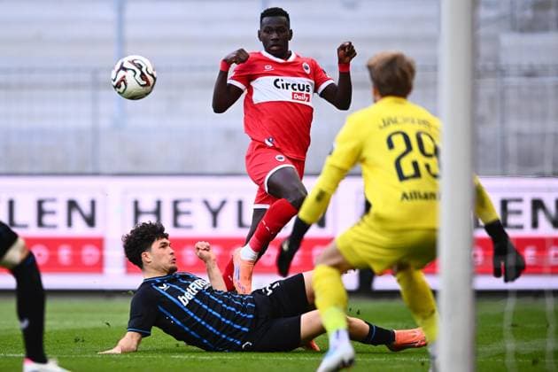 Royal Antwerp FC v Club Brugge - Jupiler Pro League DEURNE, BELGIUM - OCTOBER 26 : Sabbe Kyriani defender of Club Brugge Al-Sahafi Marwan forward of Royal Antwerp FC during the Jupiler Pro League match between Royal Antwerp FC and Club Brugge on October 26, 2025 in Deurne, Belgium, 26 10 2025 Deurne Belgium  Copyright: xGvgx