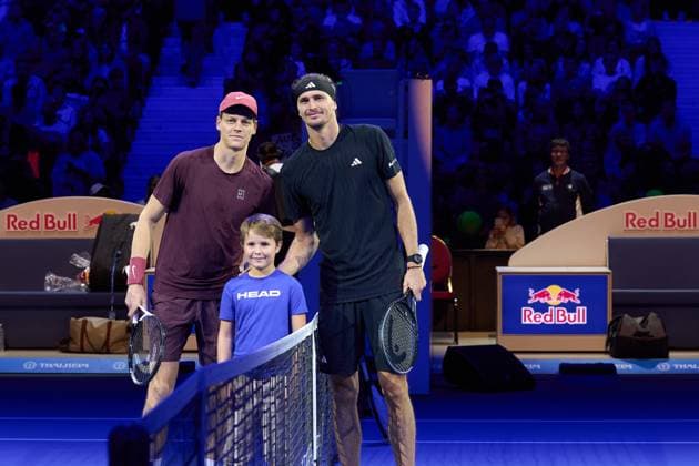 Jannik Sinner of Italy and Alexander Zverev of Germany pose for photo shot at the net with tournament mascot prior to the finals match at Erste Bank Open 2025 at Wiener Stadthalle on October 26, 2025 in Vienna, Austria. (Photo by Camilla Stolen, Imago) Vienna Austria Copyright: xCamillaxStolenx L1076889