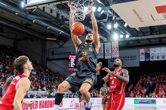 Zachary Ensminger BMA365 Bamberg Baskets, 01 , Gavin Schilling Niners Chemnitz, 34 , Ejiofor Onu BMA365 Bamberg Baskets, 35 , BMA365 Bamberg Baskets vs Niners Chemnitz, Basketball, easyCredit BBL, Matchday 5, 26 10 2025 BMA365 Bamberg Baskets vs Niners Chemnitz, Basketball, easyCredit BBL, Matchday 5, 26 10 2025 Bamberg Copyright: xEibner-Pressefoto G.xSantemizx EP_EER