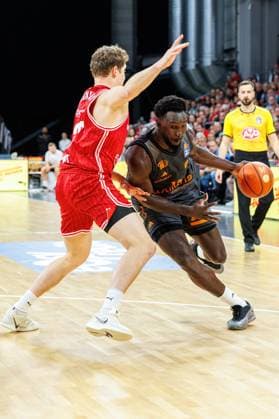 Patrick Heckmann BMA365 Bamberg Baskets, 33 , Amadou Sow Niners Chemnitz, 12 , BMA365 Bamberg Baskets vs Niners Chemnitz, Basketball, easyCredit BBL, Matchday 5, 26 10 2025 BMA365 Bamberg Baskets vs Niners Chemnitz, Basketball, easyCredit BBL, Matchday 5, 26 10 2025 Bamberg Copyright: xEibner-Pressefoto G.xSantemizx EP_EER