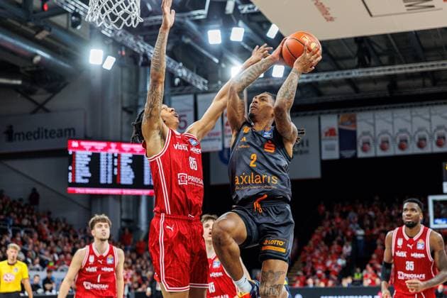 Austin Crowley BMA365 Bamberg Baskets, 85 , Nike Sibande Niners Chemnitz, 02 , BMA365 Bamberg Baskets vs Niners Chemnitz, Basketball, easyCredit BBL, 5 Matchday, 26 10 2025 BMA365 Bamberg Baskets vs Niners Chemnitz, Basketball, easyCredit BBL, 5 Matchday, 26 10 2025 Bamberg Copyright: xEibner-Pressefoto G.xSantemizx EP_EER