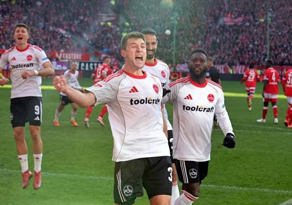 26 10 2025 Soccer season 2025 2026 2 Soccer Bundesliga 10 Matchday 1 FC Kaiserslautern FCK Lautern Roten Teufel 1 FC Nürnberg FCN Club Sportfoto Zink DaMa xdaxmax DFL regulations prohibit any use of photographs as image sequences and or quasi video only for editorial use Jubel Freude Torjubel nach Tor zum 1 1 Robin Knoche 31, 1 FC Nürnberg FCN und Mannschaft Team jubelt freut sich Torschütze Robin Knoche 31, 1 FC Nürnberg FCN