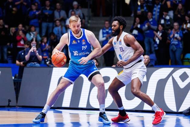 easycredit BBL, Frankfurt Skyliners Syntainics MBC, 26 10 2025 Till Pape Frankfurt Skyliners, 19 with ball against RJ Gunn SYNTAINICS MBC, 21 Game of the easycredit BBL easycredit BBL, Frankfurt Skyliners Syntainics MBC on Matchday 5 of the 25 26 season at Süwag Energie ARENA on 26 10 2025 Copyright: xBEAUTIFULxSPORTS Hahnex