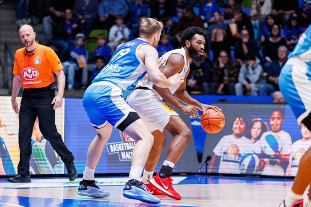 easycredit BBL, Frankfurt Skyliners Syntainics MBC, 26 10 2025 RJ Gunn SYNTAINICS MBC, 21 with ball against Till Pape Frankfurt Skyliners, 19 Game of the easycredit BBL easycredit BBL, Frankfurt Skyliners Syntainics MBC on Matchday 5 of the 25 26 season at Süwag Energie ARENA on 26 10 2025 Copyright: xBEAUTIFULxSPORTS Hahnex