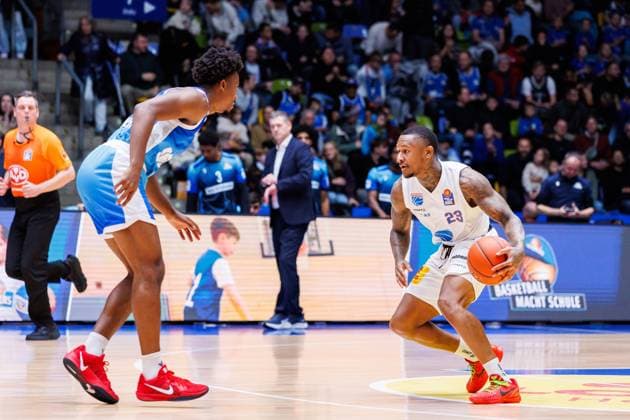 easycredit BBL, Frankfurt Skyliners Syntainics MBC, 26 10 2025 Charles Callison SYNTAINICS MBC, 23 with ball against Nahiem Alleyne Frankfurt Skyliners, 4 game of the easycredit BBL easycredit BBL, Frankfurt Skyliners Syntainics MBC on matchday 5 of the 25 26 season at Süwag Energie ARENA on 26 10 2025 Copyright: xBEAUTIFULxSPORTS Hahnex