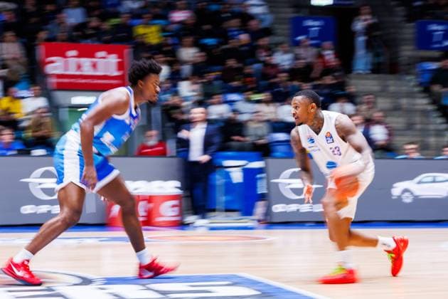 easycredit BBL, Frankfurt Skyliners Syntainics MBC, 26 10 2025 Charles Callison SYNTAINICS MBC, 23 with ball against Nahiem Alleyne Frankfurt Skyliners, 4 game of the easycredit BBL easycredit BBL, Frankfurt Skyliners Syntainics MBC on matchday 5 of the 25 26 season at Süwag Energie ARENA on 26 10 2025 Copyright: xBEAUTIFULxSPORTS Hahnex