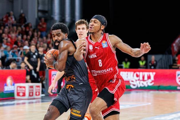 Corey Davis Niners Chemnitz, 05 , Demarcus Demonia BMA365 Bamberg Baskets, 08 , BMA365 Bamberg Baskets vs Niners Chemnitz, Basketball, easyCredit BBL, Matchday 5, 26 10 2025 BMA365 Bamberg Baskets vs Niners Chemnitz, Basketball, easyCredit BBL, Matchday 5, 26 10 2025 Bamberg Copyright: xEibner-Pressefoto G.xSantemizx EP_EER