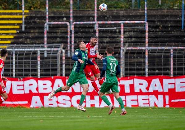 Header duel between Arif Gueclue Sportfreunde Siegen, 18 and Jannik Borgmann FC Guetersloh, 34 FC Gütersloh Sportfreunde Siegen 26 10 2025 Soccer, Regionalliga West, Matchday 13, GER, Heidewaldstadion, Gütersloh Copyright: MarcoxBader