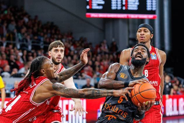 Cobe Williams BMA365 Bamberg Baskets, 24 , Corey Davis Niners Chemnitz, 05 , BMA365 Bamberg Baskets vs Niners Chemnitz, Basketball, easyCredit BBL, Matchday 5, 26 10 2025 BMA365 Bamberg Baskets vs Niners Chemnitz, Basketball, easyCredit BBL, Matchday 5, 26 10 2025 Bamberg Copyright: xEibner-Pressefoto G.xSantemizx EP_EER