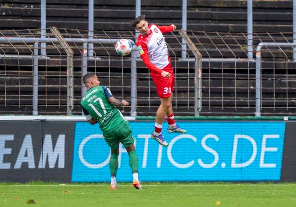 Dustin Willms Sportfreunde Siegen, 30 and David Winke FC Guetersloh, 17 FC Gütersloh Sportfreunde Siegen 26 10 2025 Soccer, Regionalliga West, Matchday 13, GER, Heidewaldstadion, Gütersloh Copyright: MarcoxBader