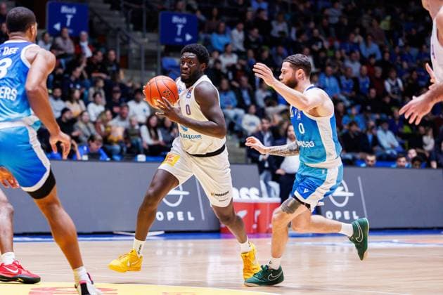 easycredit BBL, Frankfurt Skyliners Syntainics MBC, 26 10 2025 Khyri Thomas SYNTAINICS MBC, 0 with ball against Logan Johnson Frankfurt Skyliners, 0 Game of the easycredit BBL easycredit BBL, Frankfurt Skyliners Syntainics MBC on Matchday 5 of the 25 26 season at Süwag Energie ARENA on 26 10 2025 Copyright: xBEAUTIFULxSPORTS Hahnex