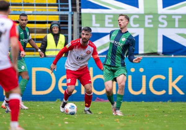 Arif Gueclue Sportfreunde Siegen, 18 and Jannik Borgmann FC Guetersloh, 34 FC Gütersloh Sportfreunde Siegen 26 10 2025 Soccer, Regionalliga West, Matchday 13, GER, Heidewaldstadion, Gütersloh Copyright: MarcoxBader