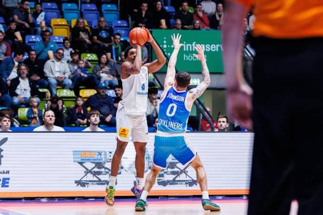easycredit BBL, Frankfurt Skyliners Syntainics MBC, 26 10 2025 Marcus Foster SYNTAINICS MBC, 5 with a three-pointer against Logan Johnson Frankfurt Skyliners, 0 Game of the easycredit BBL easycredit BBL, Frankfurt Skyliners Syntainics MBC on Matchday 5 of the 25 26 season at the Süwag Energie ARENA on 26 10 2025 Copyright: xBEAUTIFULxSPORTS Hahnex