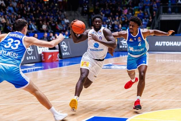 easycredit BBL, Frankfurt Skyliners Syntainics MBC, 26 10 2025 Khyri Thomas SYNTAINICS MBC, 0 with ball against Nahiem Alleyne Frankfurt Skyliners, 4 and Ryan Hawkins Frankfurt Skyliners, 33 Game of the easycredit BBL easycredit BBL, Frankfurt Skyliners Syntainics MBC on Matchday 5 of the 25 26 season at Süwag Energie ARENA on 26 10 2025 Copyright: xBEAUTIFULxSPORTS Hahnex