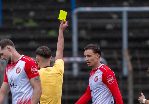 Kristijan Rajkovski Referee shows Dustin Willms Sportfreunde Siegen, 30 the yellow card FC Gütersloh Sportfreunde Siegen 26 10 2025 Soccer, Regionalliga West, Matchday 13, GER, Heidewaldstadion, Gütersloh Copyright: MarcoxBader