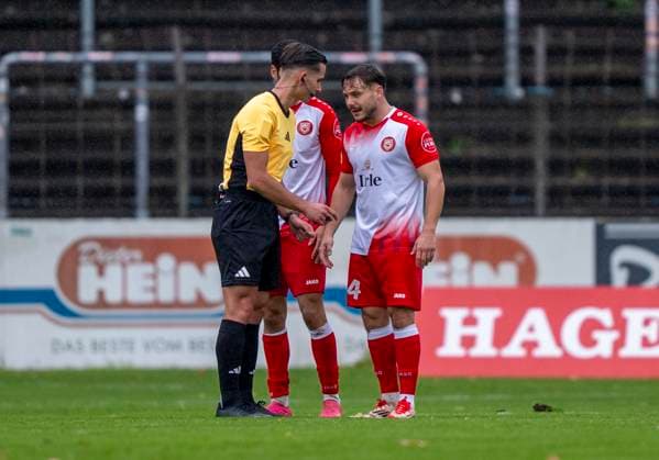 Kristijan Rajkovski Referee talks to Oemer Tokac Sportfreunde Siegen, 14 FC Gütersloh Sportfreunde Siegen 26 10 2025 Soccer, Regionalliga West, Matchday 13, GER, Heidewaldstadion, Gütersloh Copyright: MarcoxBader