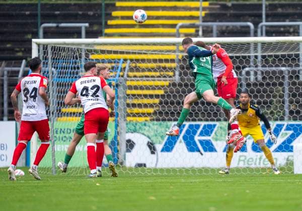 Jannik Borgmann FC Guetersloh, 34 with a header on the goal of Justin Ospelt Sportfreunde Siegen, 1 FC Gütersloh Sportfreunde Siegen 26 10 2025 Soccer, Regionalliga West, Matchday 13, GER, Heidewaldstadion, Gütersloh Copyright: MarcoxBader