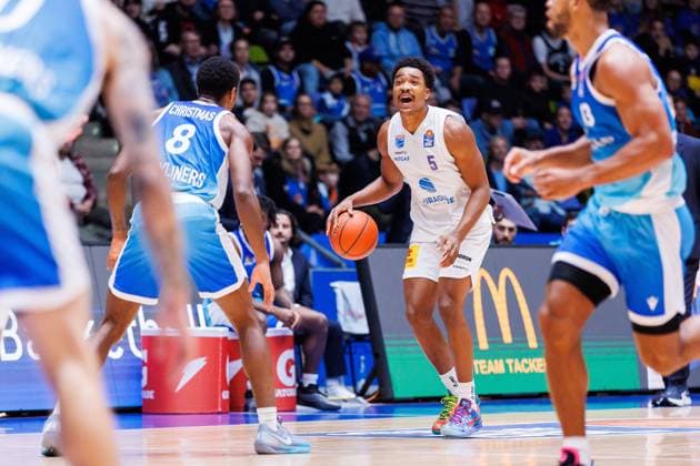 easycredit BBL, Frankfurt Skyliners Syntainics MBC, 26 10 2025 Marcus Foster SYNTAINICS MBC, 5 with ball against William Christmas Frankfurt Skyliners, 8 Game of the easycredit BBL easycredit BBL, Frankfurt Skyliners Syntainics MBC on Matchday 5 of the 25 26 season at the Süwag Energie ARENA on 26 10 2025 Copyright: xBEAUTIFULxSPORTS Hahnex
