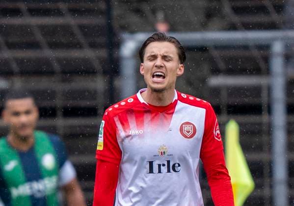 Dustin Willms Sportfreunde Siegen, 30 screams Is dissatisfied FC Gütersloh Sportfreunde Siegen 26 10 2025 Soccer, Regionalliga West, Matchday 13, GER, Heidewaldstadion, Gütersloh Copyright: MarcoxBader