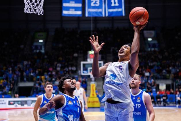 easycredit BBL, Frankfurt Skyliners Syntainics MBC, 26 10 2025 Marcus Foster SYNTAINICS MBC, 5 with a lay-up against Nahiem Alleyne Frankfurt Skyliners, 4 game of the easycredit BBL easycredit BBL, Frankfurt Skyliners Syntainics MBC on matchday 5 of the 25 26 season at the Süwag Energie ARENA on 26 10 2025 Copyright: xBEAUTIFULxSPORTS Hahnex