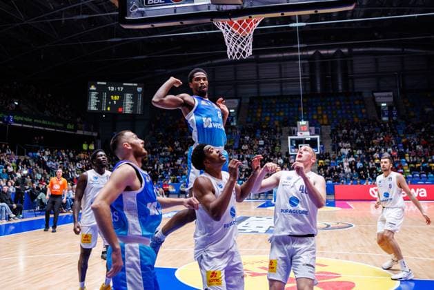 easycredit BBL, Frankfurt Skyliners Syntainics MBC, 26 10 2025 Radii Caisin Frankfurt Skyliners, 16 with a basket shot, William Christmas Frankfurt Skyliners, 8 stands in the air for a possible rebound game of the easycredit BBL easycredit BBL, Frankfurt Skyliners Syntainics MBC on matchday 5 of the 25 26 season at the Süwag Energie ARENA on 26 10 2025 Copyright: xBEAUTIFULxSPORTS Hahnex