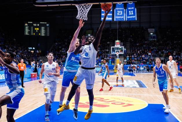 easycredit BBL, Frankfurt Skyliners Syntainics MBC, 26 10 2025 Khyri Thomas SYNTAINICS MBC, 0 with a lay-up against Till Pape Frankfurt Skyliners, 19 Game of the easycredit BBL easycredit BBL, Frankfurt Skyliners Syntainics MBC on Matchday 5 of the 25 26 season at Süwag Energie ARENA on 26 10 2025 Copyright: xBEAUTIFULxSPORTS Hahnex