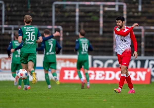 Hamza Saghiri Sportfreunde Siegen, 37 throws the ball away in anger FC Gütersloh Sportfreunde Siegen 26 10 2025 Soccer, Regionalliga West, Matchday 13, GER, Heidewaldstadion, Gütersloh Copyright: MarcoxBader