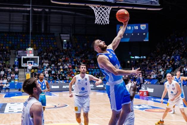 easycredit BBL, Frankfurt Skyliners Syntainics MBC, 26 10 2025 Radii Caisin Frankfurt Skyliners, 16 with a basket shot under the basket through game of the easycredit BBL easycredit BBL, Frankfurt Skyliners Syntainics MBC on matchday 5 of the 25 26 season at the Süwag Energie ARENA on 26 10 2025 Copyright: xBEAUTIFULxSPORTS Hahnex