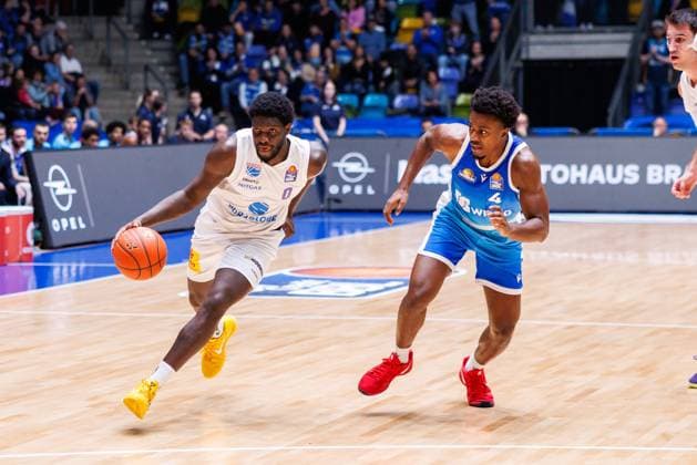 easycredit BBL, Frankfurt Skyliners Syntainics MBC, 26 10 2025 Khyri Thomas SYNTAINICS MBC, 0 with ball against Nahiem Alleyne Frankfurt Skyliners, 4 game of the easycredit BBL easycredit BBL, Frankfurt Skyliners Syntainics MBC on matchday 5 of the 25 26 season at Süwag Energie ARENA on 26 10 2025 Copyright: xBEAUTIFULxSPORTS Hahnex