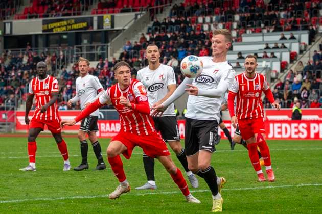 GER, Erfurt, Soccer, Regionalliga Nordost, Matchday 13, FC Rot Weiss Erfurt vs ZFC Meuselwitz pictured from l Til Linus Schwarz FC Rot Weiß Erfurt 03 , duel 26 10 2025, Steigerwaldstadion Erfurt DFB REGULATIONS PROHIBIT ANY USE OF PHOTOGRAPHS AS IMAGE SEQUENCES AND OR QUASI VIDEO, Copyright: HMBxMedia PaulxFritz