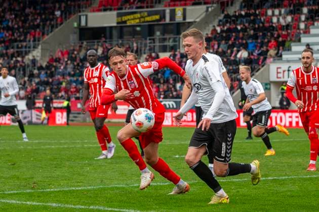 GER, Erfurt, Soccer, Regionalliga Nordost, Matchday 13, FC Rot Weiss Erfurt vs ZFC Meuselwitz pictured from l Til Linus Schwarz FC Rot Weiß Erfurt 03 , duel 26 10 2025, Steigerwaldstadion Erfurt DFB REGULATIONS PROHIBIT ANY USE OF PHOTOGRAPHS AS IMAGE SEQUENCES AND OR QUASI VIDEO, Copyright: HMBxMedia PaulxFritz