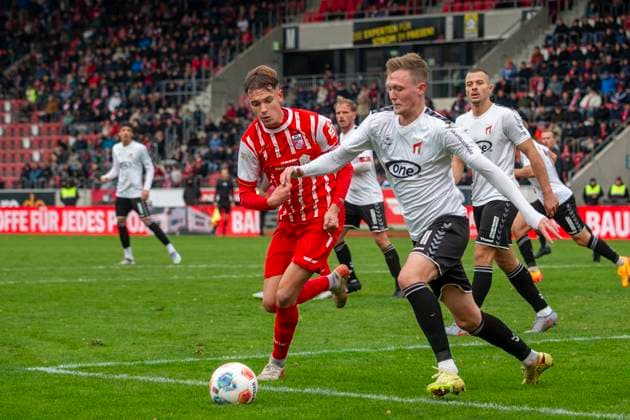 GER, Erfurt, Soccer, Regionalliga Nordost, Matchday 13, FC Rot Weiss Erfurt vs ZFC Meuselwitz pictured from l Til Linus Schwarz FC Rot Weiß Erfurt 03 , duel 26 10 2025, Steigerwaldstadion Erfurt DFB REGULATIONS PROHIBIT ANY USE OF PHOTOGRAPHS AS IMAGE SEQUENCES AND OR QUASI VIDEO, Copyright: HMBxMedia PaulxFritz