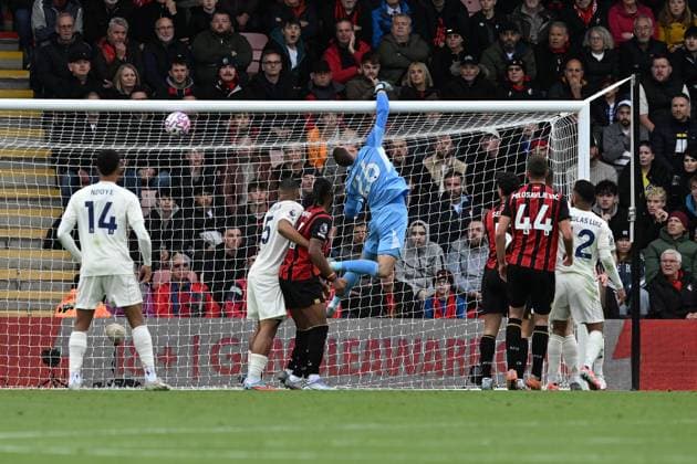 Bournemouth v Nottingham Forest Premier League 26 10 2025. Goal 1-0 - Marcus Tavernier (16) of AFC Bournemouth scores the opening goal from a corner beating Matz Sels (26) of Nottingham Forest during the Premier League match between Bournemouth and Nottingham Forest at the Vitality Stadium, Bournemouth, England on 26 October 2025. Bournemouth Vitality Stadium Dorset England Editorial use only DataCo restrictions apply See www.football-dataco.com , Copyright: xGrahamxHuntx PSI-23107-0025