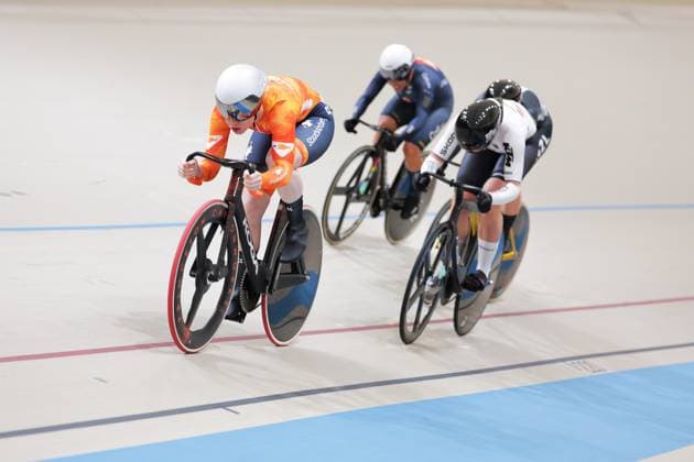 2025 Tissot UCI Track World Championships Picture by Alex Whitehead SWpix.com - 26 10 2025 - Cycling - 2025 Tissot UCI Track World Championships - Velodromo PenalolÃ n, Santiago, Chile - Women s Keirin - First Round - Hetty van de Wouw (Netherlands), Alessa-Catriona Propster (Germany) Copyright: x xSWpix.comx(t axPhotographyxHubxLtd)xAlexxWhitehead SWpix.comx SWP-3030-11740
