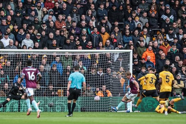 Premier League Wolverhampton Wanderers v Burnley Zian Flemming of Burnley scores to make it 0-2 during the Premier League match Wolverhampton Wanderers vs Burnley at Molineux, Wolverhampton, United Kingdom, 26th October 2025 (Photo by Mark Cosgrove News Images) Wolverhampton Molineux West Midlands United Kingdom Copyright: xMarkxCosgrove NewsxImagesx