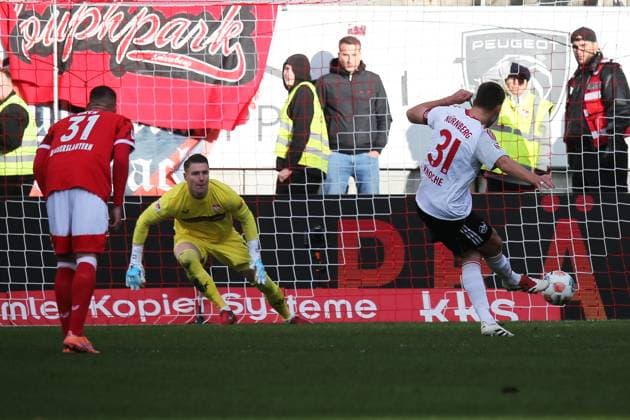 26 10 2025, xmohx, Fußball 2 Bundesliga, 1 FC Kaiserslautern 1 FC Nürnberg v l Robin Knoche 1 FC Nuernberg Torschuetze, erzielt das Tor, Treffer, scores the goal 1 1 Elfmeter Julian Krahl 1 FC Kaiserslautern DFL DFB REGULATIONS PROHIBIT ANY USE OF PHOTOGRAPHS as IMAGE SEQUENCES and or QUASI VIDEO Kaiserslautern