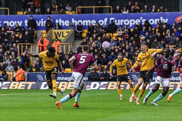 Premier League Wolverhampton Wanderers v Burnley Marshall Munetsi of Wolverhampton Wanderers heads on goal during the Premier League match Wolverhampton Wanderers vs Burnley at Molineux, Wolverhampton, United Kingdom, 26th October 2025 (Photo by Mark Cosgrove News Images) Wolverhampton Molineux West Midlands United Kingdom Copyright: xMarkxCosgrove NewsxImagesx