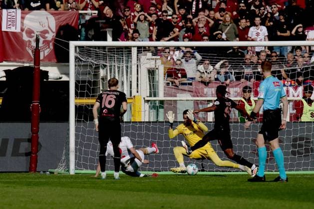 Morten Thorsby (Genoa CFC) scores the goal during Torino FC vs Genoa CFC, Italian soccer Serie A match in Turin, Italy, October 26 2025  Copyright: xClaudioxBenedetto IPAxSportx xipa-agency.netx xx IPA_67102020 IPA_Agency_IPA67102020