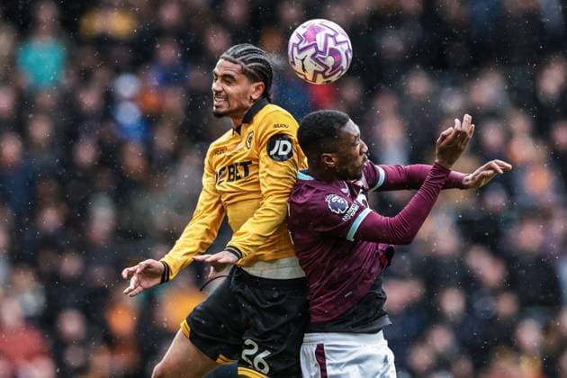 Sport Bilder des Tages Premier League Wolverhampton Wanderers v Burnley Ki-Jana Hoever of Wolverhampton Wanderers and Jaidon Anthony of Burnley battle for the high ball during the Premier League match Wolverhampton Wanderers vs Burnley at Molineux, Wolverhampton, United Kingdom, 26th October 2025 (Photo by Mark Cosgrove News Images) Wolverhampton Molineux West Midlands United Kingdom Copyright: xMarkxCosgrove NewsxImagesx