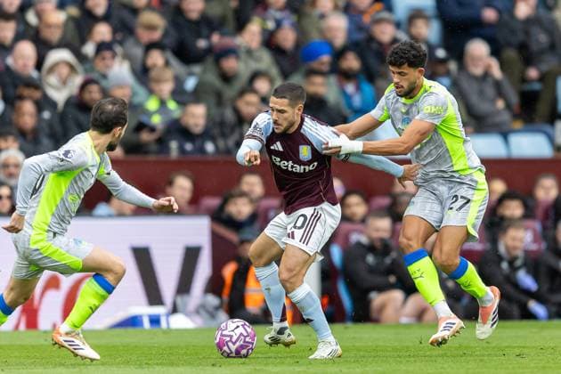 Aston Villa v Manchester City Premier League 26 10 2025. Aston Villa midfielder Emi Buendia (10) battles for possession during the Premier League match between Aston Villa and Manchester City at Villa Park, Birmingham, England on 26 October 2025. Editorial use only DataCo restrictions apply See www.football-dataco.com , Copyright: xManjitxNarotrax PSI-23113-0016