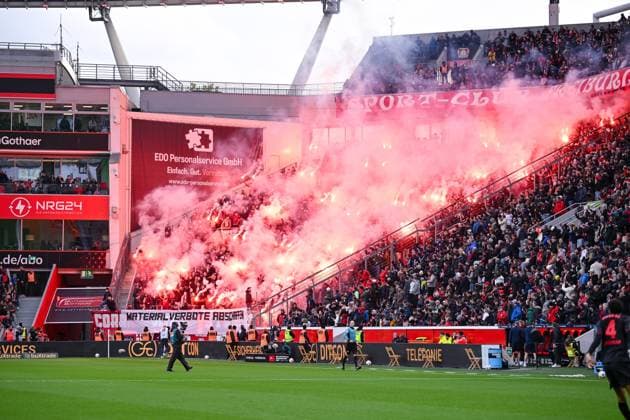 26 10 2025, Soccer, 1 Bundesliga, 8 Matchday Season 2025 2026, Bayer Leverkusen SC Freiburg, Pyrotechnics Fans of SC Freiburg, xRHR FOTO TKx Copyright: RHR-FOTOx RHR-FOTO TK