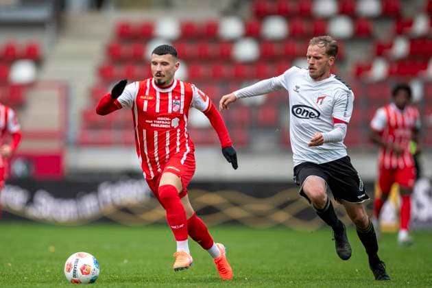 GER, Erfurt, Soccer, Regionalliga Nordost, Matchday 13, FC Rot Weiss Erfurt vs ZFC Meuselwitz in the picture from l Stanislav Fehler FC Rot Weiß Erfurt 11 , Rene Eckardt ZFC Meuselwitz 30 , Zweikampf 26 10 2025, Steigerwaldstadion Erfurt DFB REGULATIONS PROHIBIT ANY USE OF PHOTOGRAPHS AS IMAGE SEQUENCES AND OR QUASI VIDEO, Copyright: HMBxMedia PaulxFritz