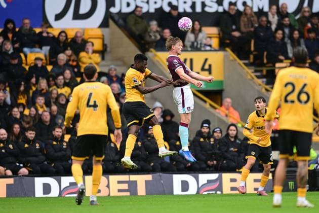Wolverhampton Wanderers v Burnley Premier League 26 10 2025. Burnley forward Zian Flemming (19) heads the ball under pressure from Wolverhampton Wanderers forward Jhon Arias (10) during the Premier League match between Wolverhampton Wanderers and Burnley at Molineux, Wolverhampton, England on 26 October 2025. Wolverhampton Molineux West Midlands England Editorial use only DataCo restrictions apply See www.football-dataco.com , Copyright: xDennisxGoodwinx PSI-23098-0020