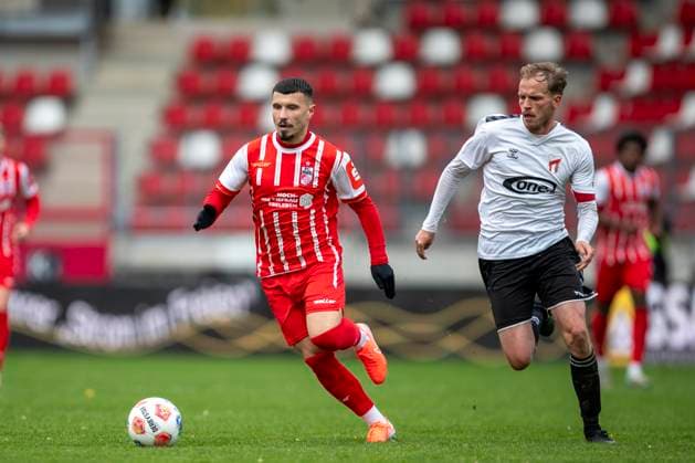 GER, Erfurt, Soccer, Regionalliga Nordost, Matchday 13, FC Rot Weiss Erfurt vs ZFC Meuselwitz in the picture from l Stanislav Fehler FC Rot Weiß Erfurt 11 , Rene Eckardt ZFC Meuselwitz 30 , Zweikampf 26 10 2025, Steigerwaldstadion Erfurt DFB REGULATIONS PROHIBIT ANY USE OF PHOTOGRAPHS AS IMAGE SEQUENCES AND OR QUASI VIDEO, Copyright: HMBxMedia PaulxFritz