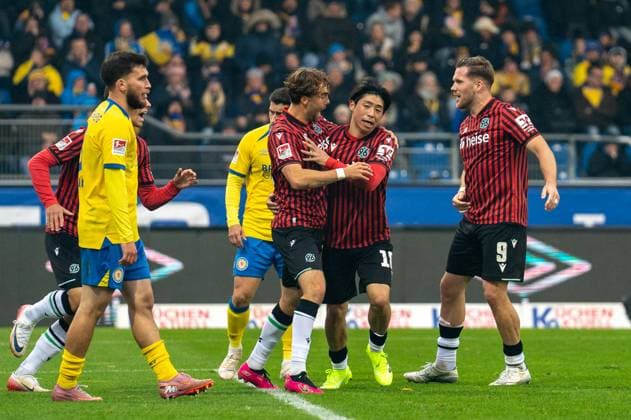 Germany, Soccer, 2 Bundesliga, Matchday 10 2025 2026, Eintracht Braunschweig Hannover 96 on 26 10 in Braunschweig Eintracht Stadion Goal celebration 0 3 by Daisuke Yokota Hannover 96 18 Benjamin Källman Hannover 96 9 Kolja Oudenne Hannover 96 29 Copyright: xSvenxHeidmannx