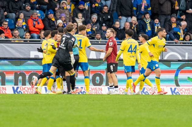 Germany, Soccer, 2 Bundesliga, Matchday 10 2025 2026, Eintracht Braunschweig Hannover 96 on 26 10 in Braunschweig Eintracht Stadion Scuffle around Daisuke Yokota Hannover 96 18 Copyright: xSvenxHeidmannx